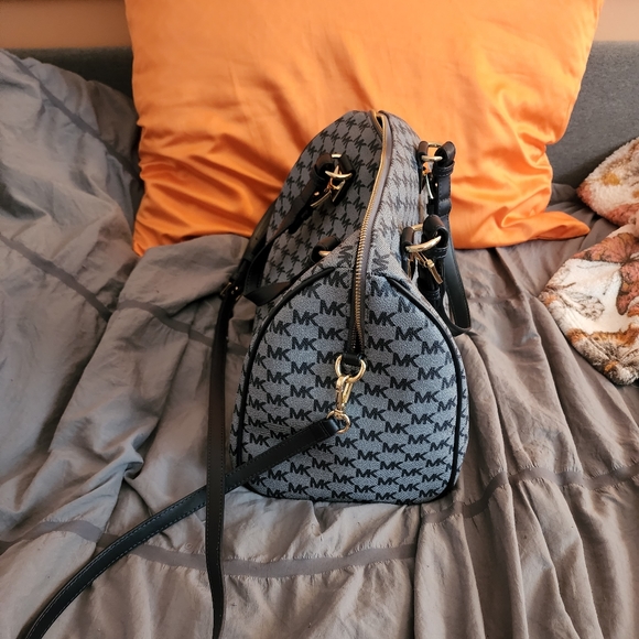 Michael Kors navy bag. - Picture 2 of 4